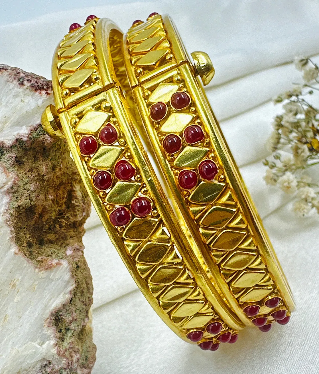 The Silver Kemp Openable Kada Bracelet (Red/Size 2.2/2.4/2.8)